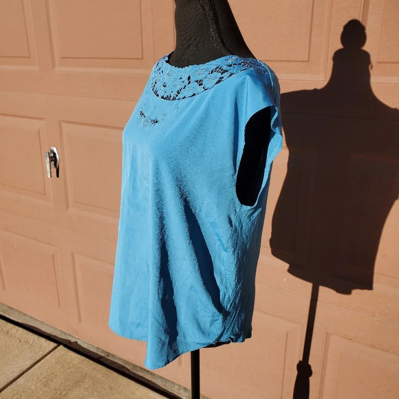 Lauren Conrad Sleeveless Blue Floral Embroidered Keyhole Back Shirt Size Medium - Picture 7 of 12